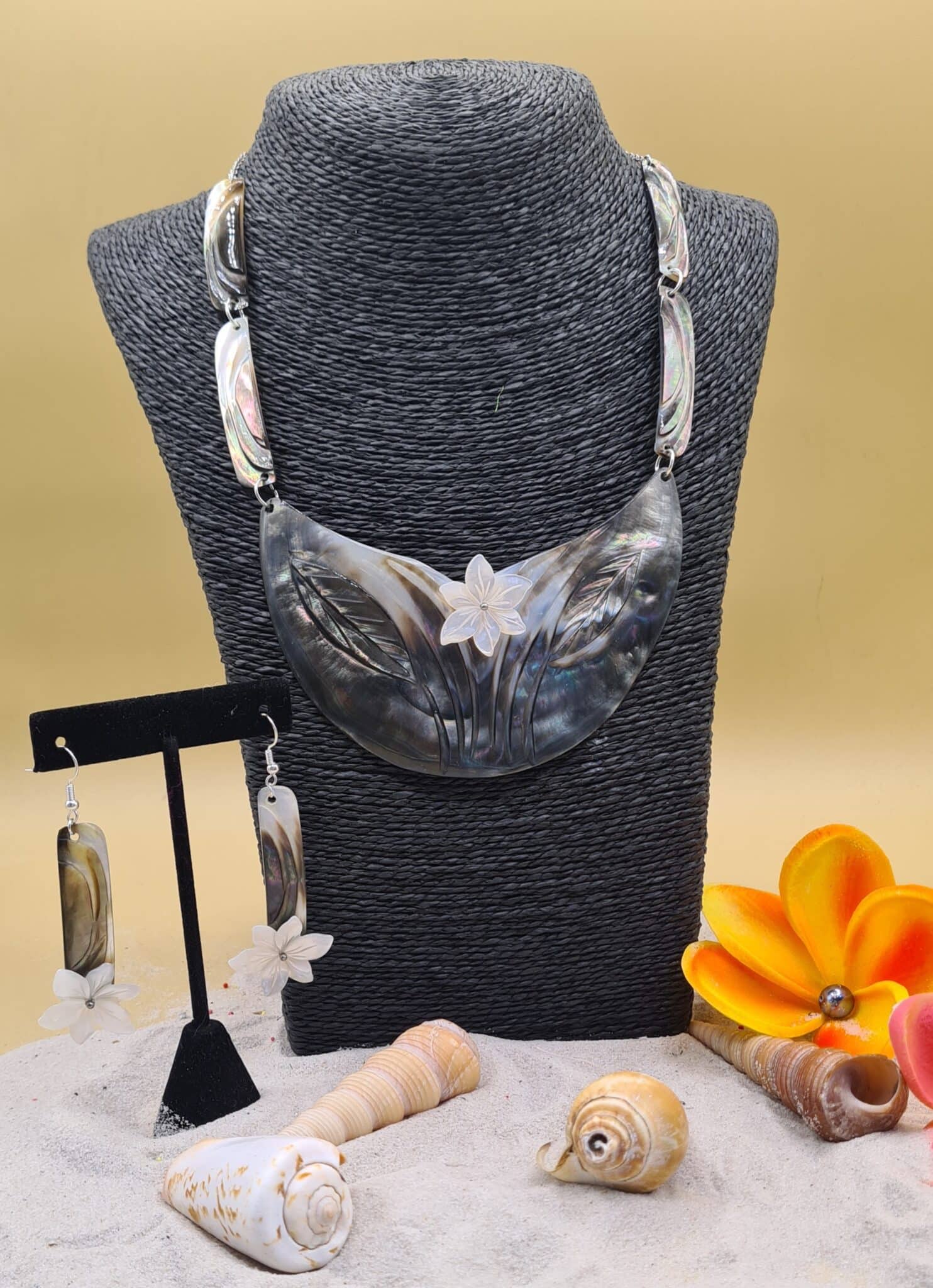 Parure collier et boucles d'oreilles en nacre