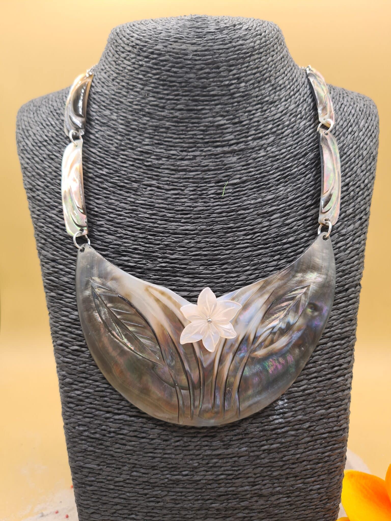 Parure collier et boucles d'oreilles en nacre – Image 2