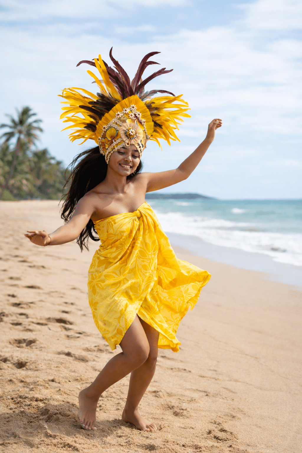 🌺 Coiffe Ori Tahiti jaune en pae'ore – plumes, purau & matières naturelles – Image 4
