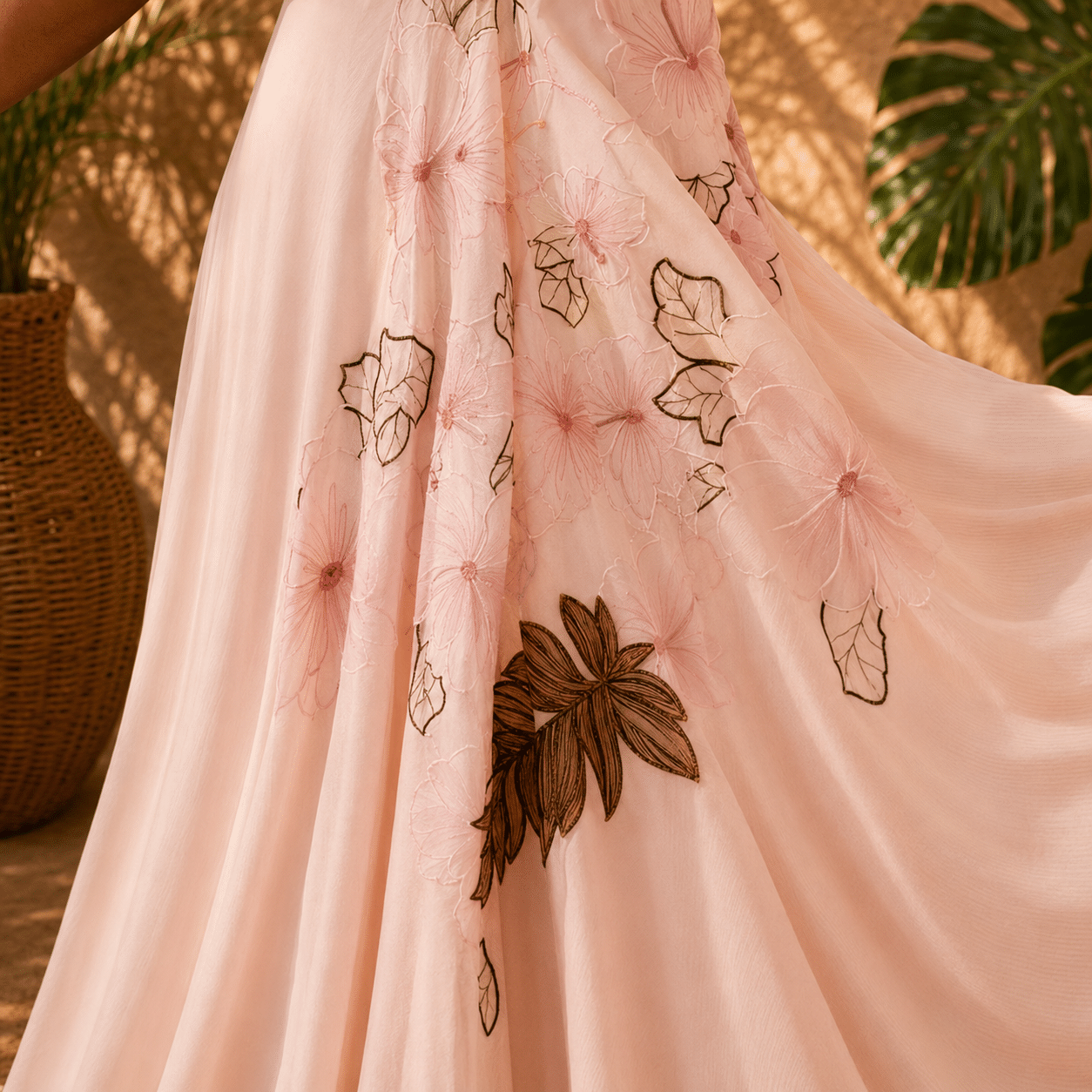 Robe dos nu rose pâle applications hibiscus – Image 3